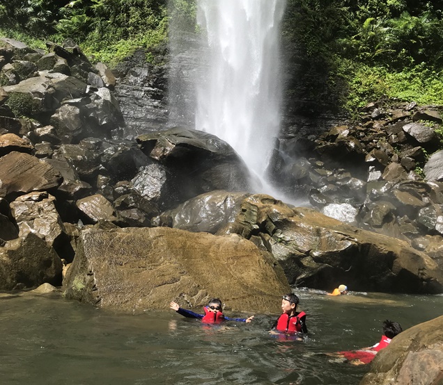 ピナイサーラの滝　子供水遊び